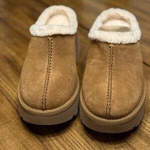 UGG women’s platform slippers Cream Plush Lined Footwear